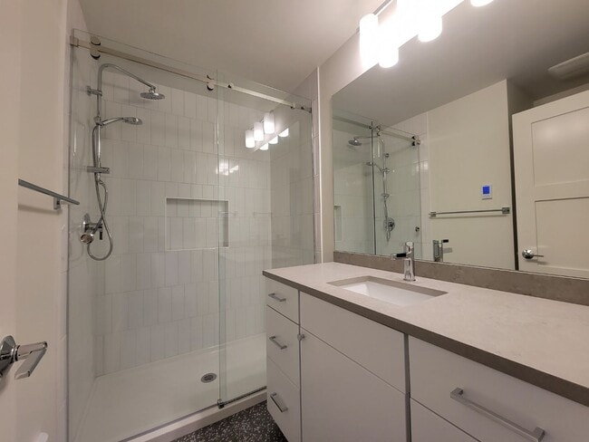 Building Photo - Newer Ballard Townhome with Plenty of Outdoor Space for Rent