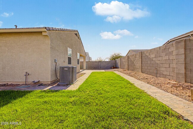 Building Photo - 1302 W Raymond Ave