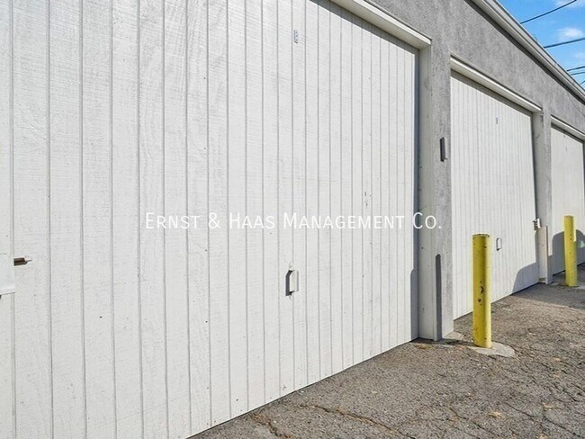 Building Photo - 17071 Oak Ln
