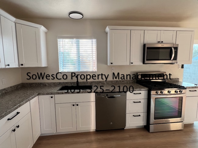 Building Photo - Gorgeous 3 Bedroom Home Near Mall with Garage