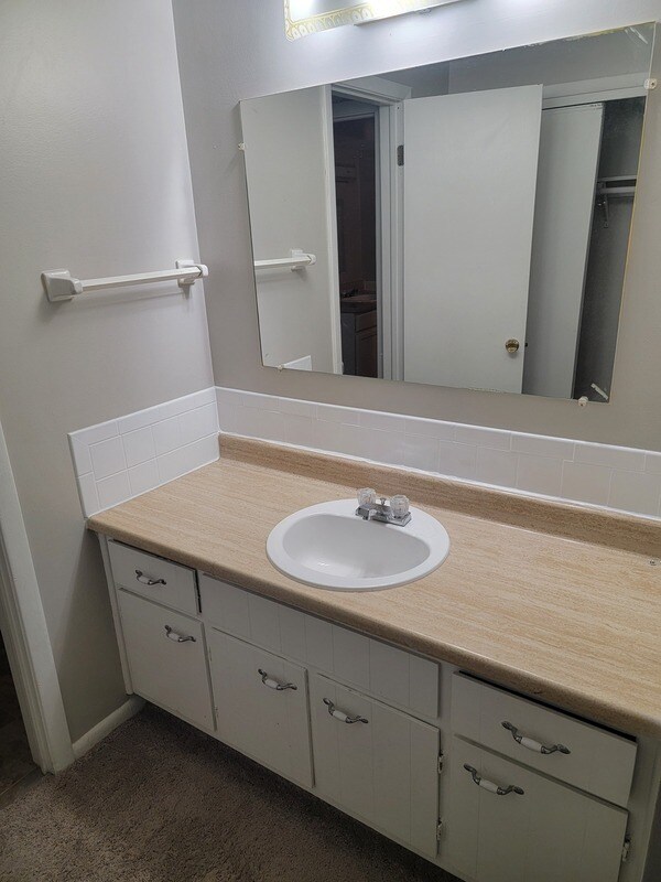 Building Photo - 628 Wooddale Terrace