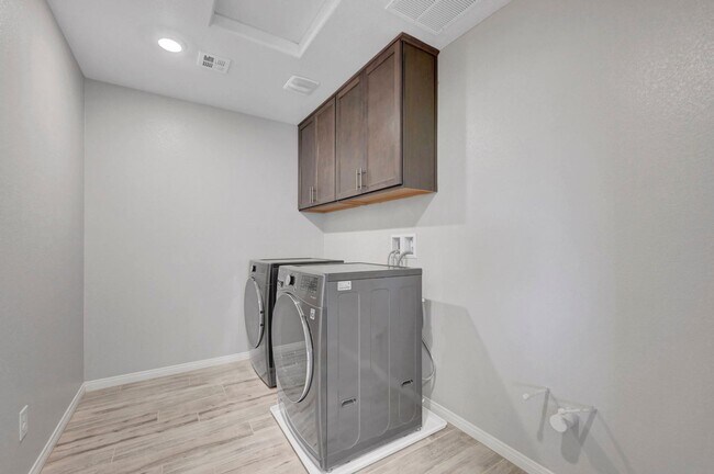 Building Photo - Gated community Located within the Valley Vista Master Plan. 4 Bed 3 Bath features and Open and i...