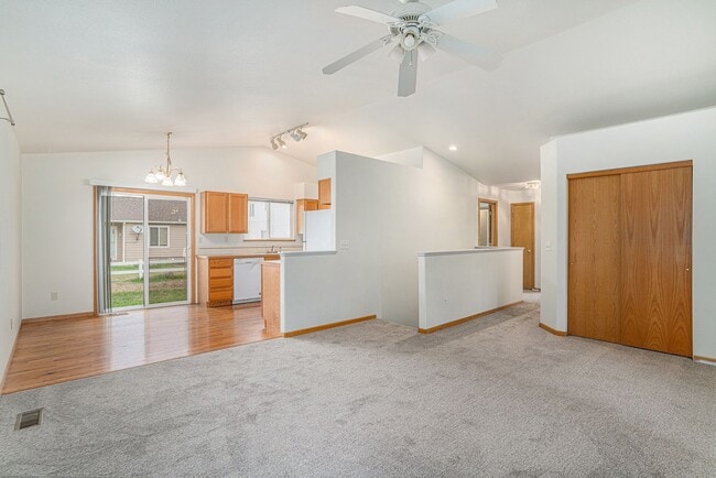 Building Photo - Recently Updated 3Bd 2bath Ranch