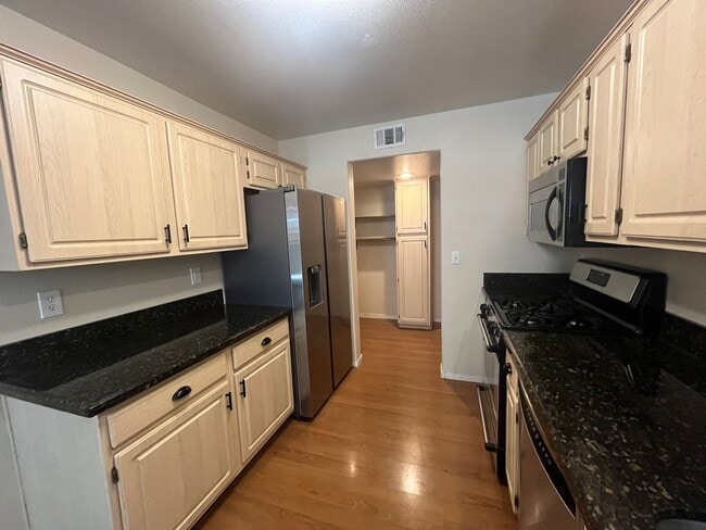 Building Photo - Charming Oversized 2 Bed, 2 Bath Townhouse...