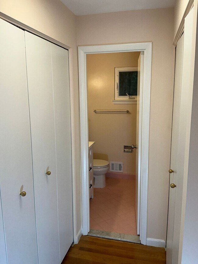 Building Photo - Very well maintained 4BR 2.5BA 5 level spl...