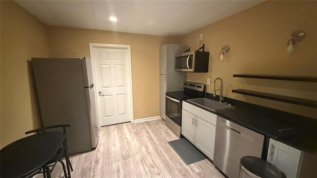 Building Photo - 2568 Alvecot Cir SE