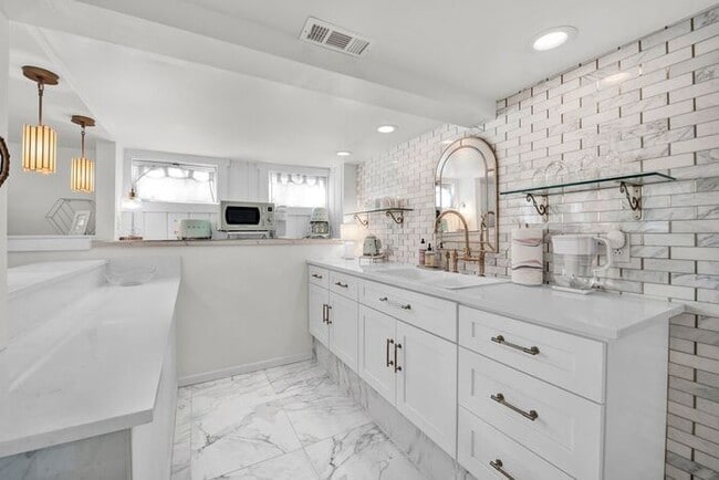 Building Photo - Elegant 1BR Basement Suite in Downtown His...