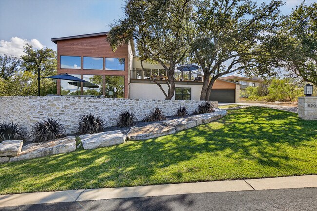 Building Photo - 820 Broken Arrow