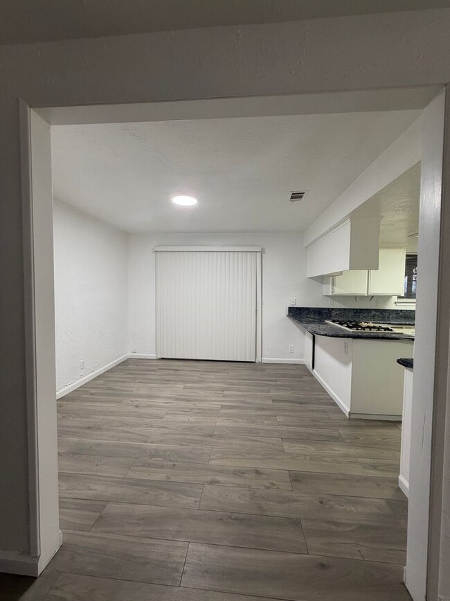 Building Photo - 14606 Riverside St