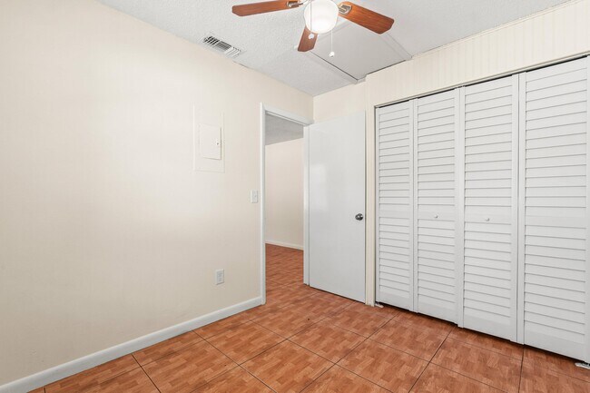 Building Photo - 4881 Gulfstream Rd