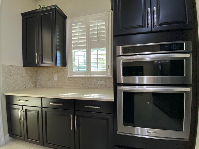 Building Photo - Exquisite 6-Bedroom Estate with Private Po...
