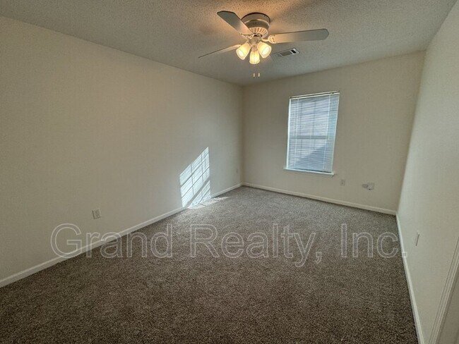 Building Photo - 1015 Peakview Dr