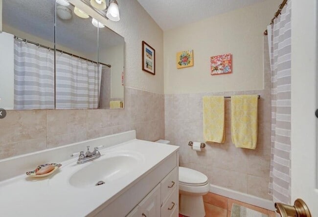 Building Photo - 1811 NE 43rd St