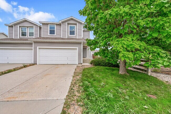 Building Photo - $2,550 - 3 Bed, 2 Bath End Unit Townhome w...