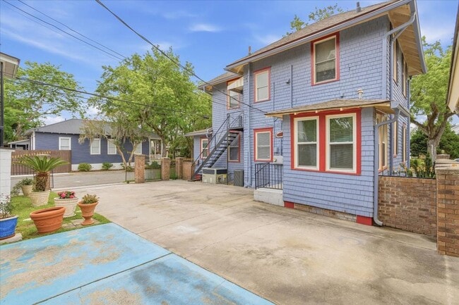 Building Photo - Spacious 2BR/1BA Lower-Level Apartment Near Downtown Savannah