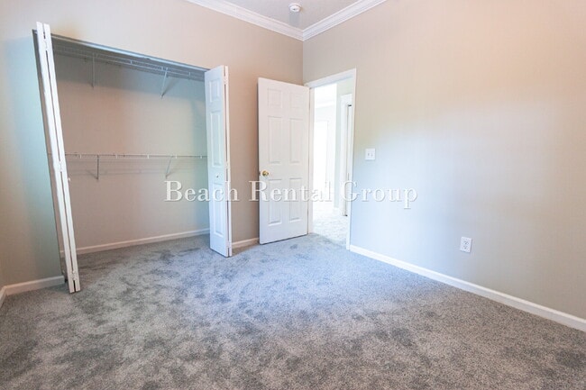Building Photo - Open and Inviting End Unit