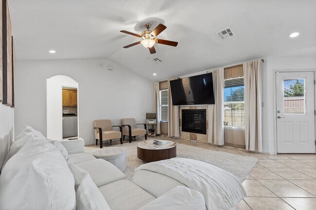 Building Photo - Conveniently located 3 Bedroom with 2 Car Garage