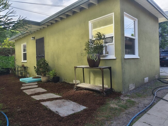 Building Photo - 2215 Carmona Ave