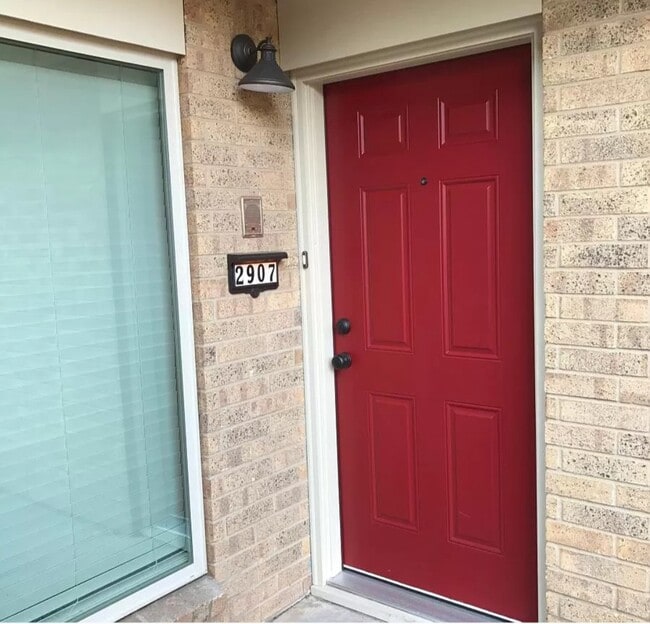 Building Photo - 2907 Greenhills Dr