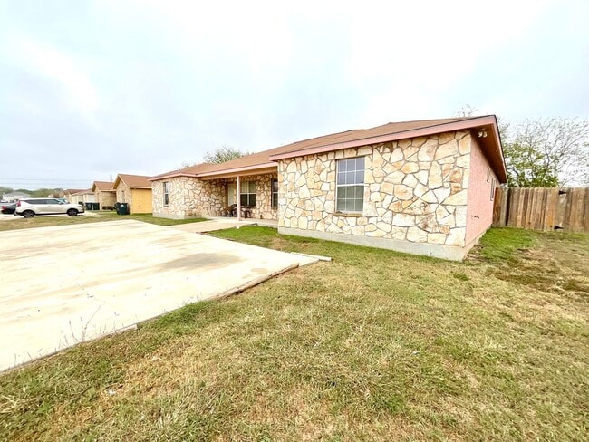 Building Photo - **APPLICATION RECEIVED** **MOVE IN SPECIAL** Charming 3-Bed, 2-Bath Home with Fenced Yard – Pet F...
