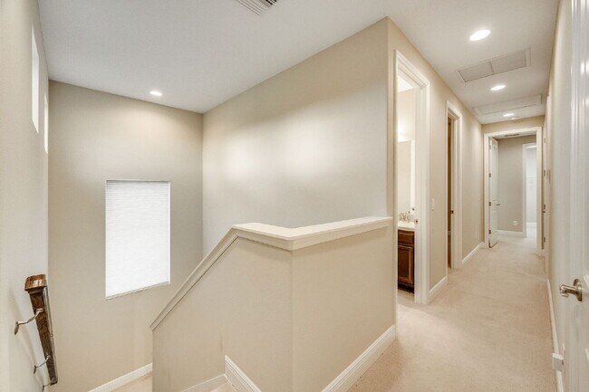 Building Photo - 4 bedroom, 3.5 bathroom in desirable Trasona!