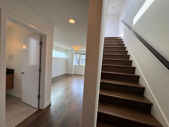 Building Photo - Modern 2 bed 2 bath townhome in Eastlake with panoramic view of Lake Union