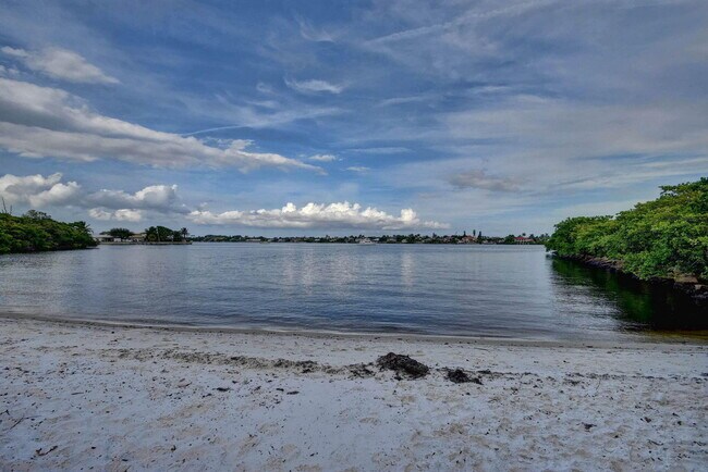 Building Photo - 1100 Scotia Dr