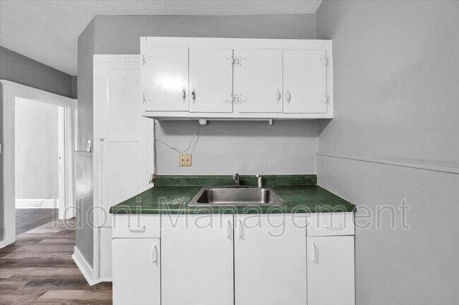 Building Photo - 694 Main St