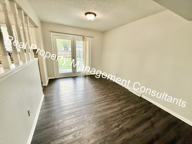 Building Photo - Beautifully Updated Split-Level 3 Bedroom Home! Deposit Free Living Available via Obligo