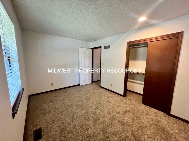 Building Photo - Freshly Updated 3 Bedroom Duplex