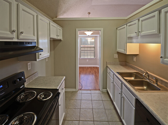 Building Photo - 3 bed, 2 bath near Hacks Cross and Shelby Dr