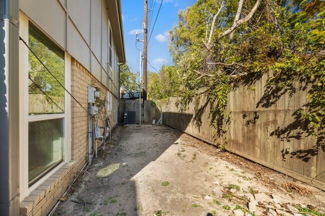 Building Photo - 8522 Scenic Green Dr