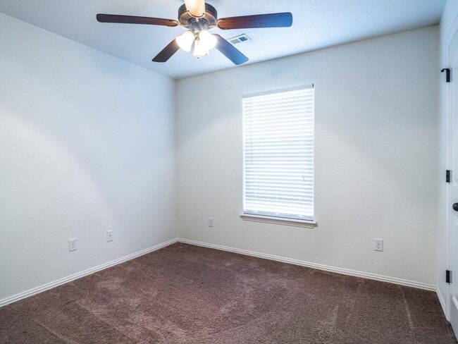Building Photo - 140 Willow Dr