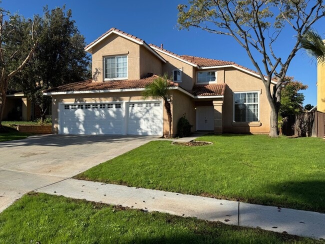 Building Photo - 4 bed 3 full bath house with 3 car garage in Corona for lease