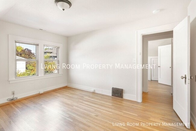 Building Photo - 5521 N Vancouver-
