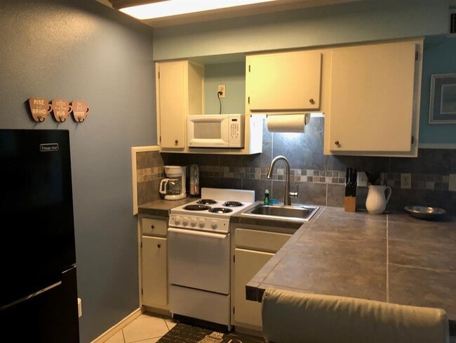 Building Photo - 1603 Parkview Dr