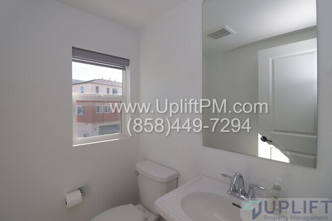 Building Photo - 4 Bed 3.5 Bath Townhome in Chula Vista w/ Washer/Dryer and 2-Car Garage