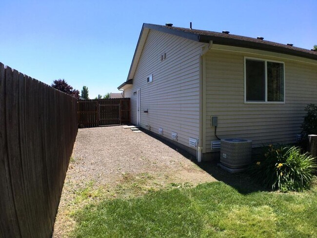 Building Photo - Broadmoore Estates!