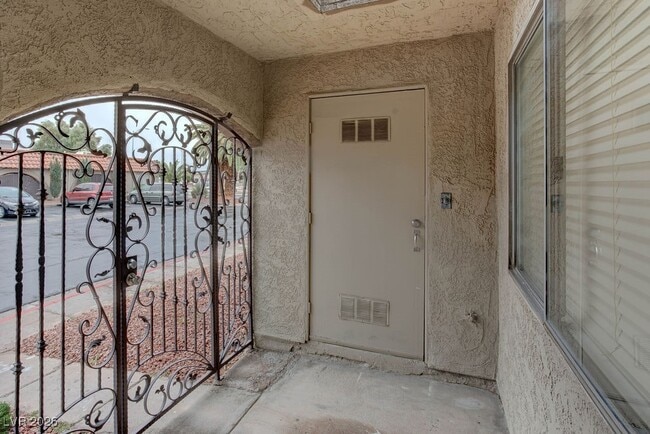 Building Photo - 808 Hedge Way