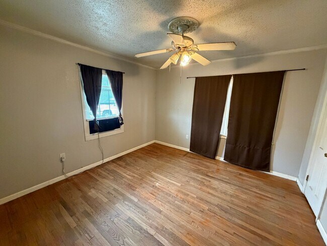 Building Photo - Centrally Located 2/1/1