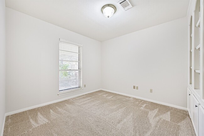 Building Photo - 2005 La Salle Ln