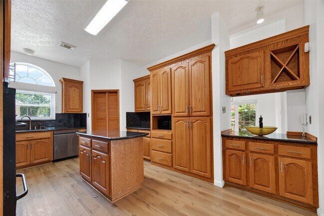 Building Photo - 7403 Oak Walk Dr