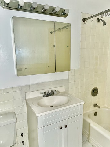 Building Photo - 6301 N Sheridan Rd