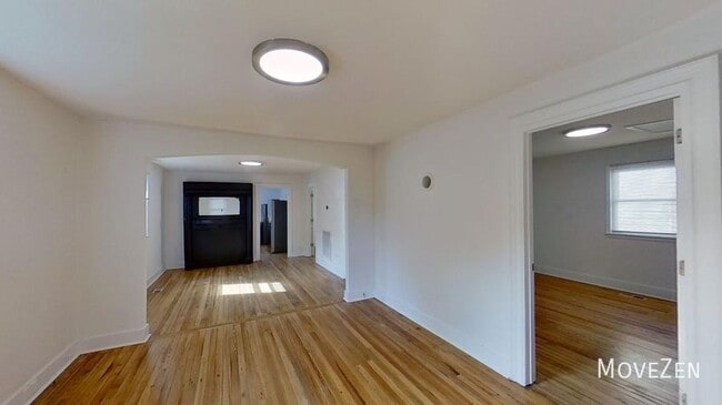 Building Photo - 1710 Oakwood Ave