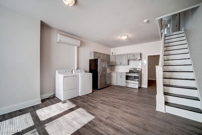 Building Photo - 1 br, 1 bath Townhome - 655 E Wishart St