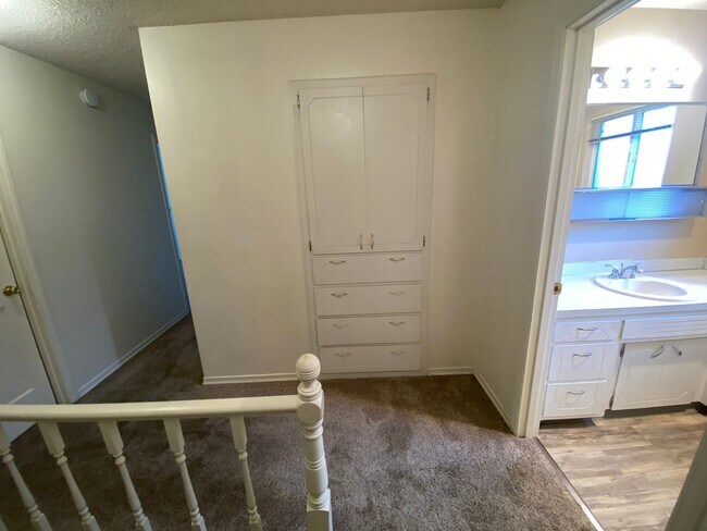 Building Photo - Spacious 3 Bedroom 1.5 Bath Duplex