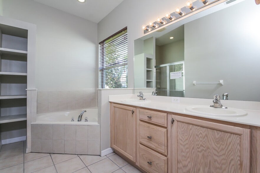 Building Photo - 5312 Lexington Dr