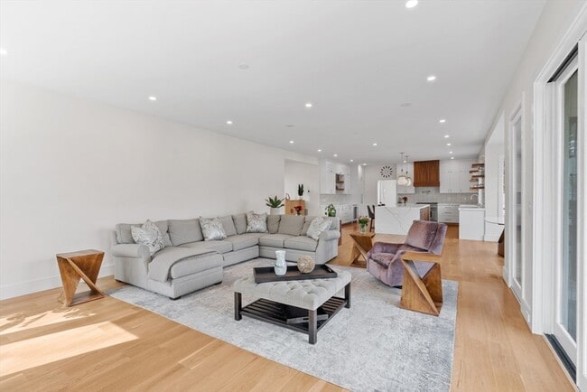 Building Photo - 5 Colonial Rd