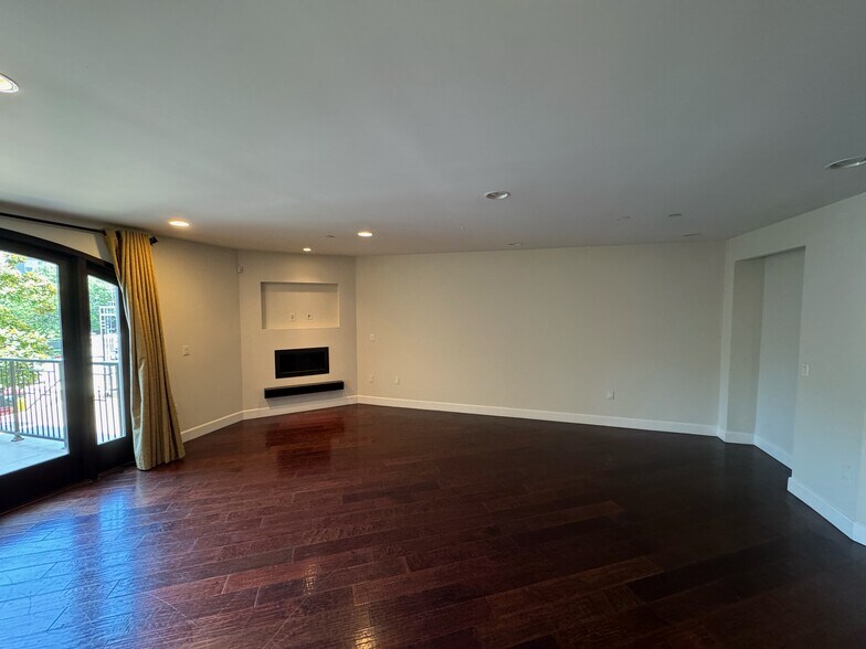 Building Photo - 1636 S Beverly Glen Blvd