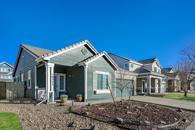 Building Photo - Bright & Airy 3 Bed/2 Bath with Attached Garage